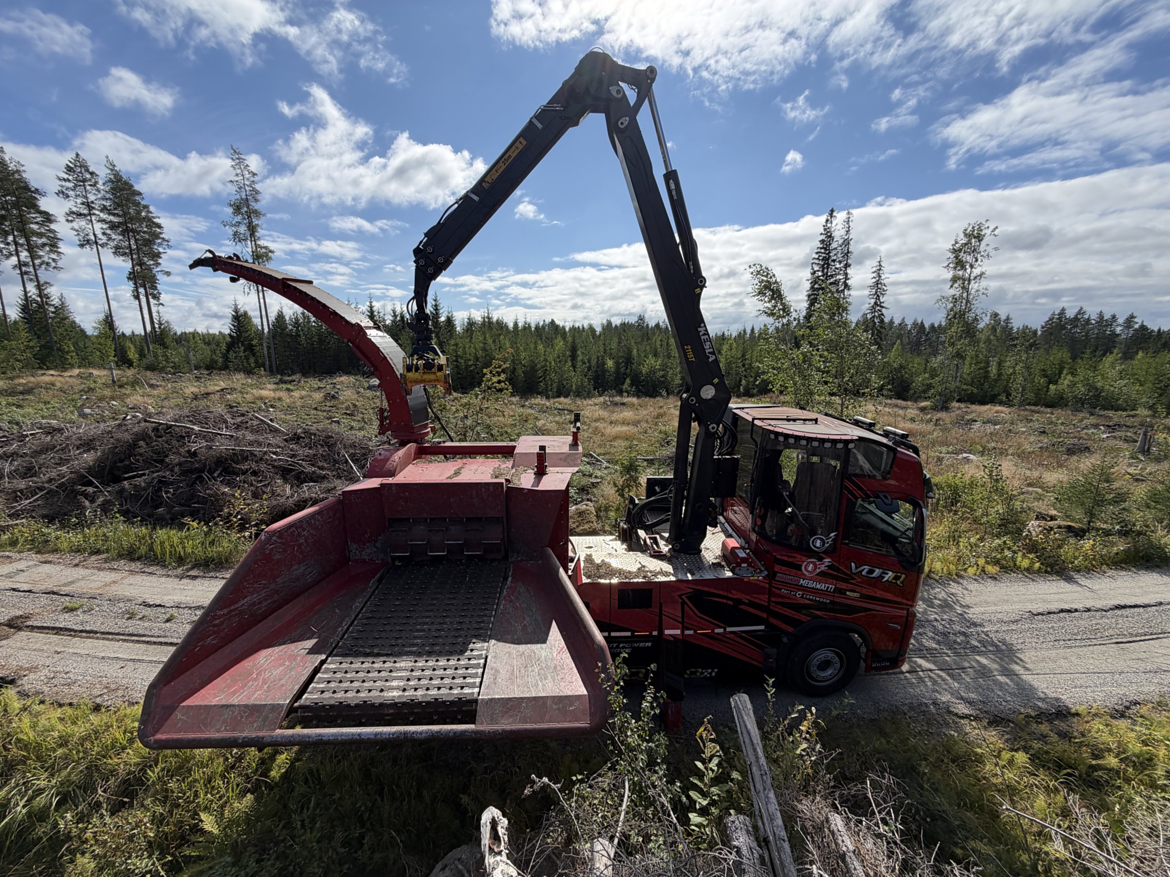 VORQ Q7.1 takaviistosta, heitin ja hakkuriyksikkö näkyvissä. Kuvassa on klikattavia kohtia.