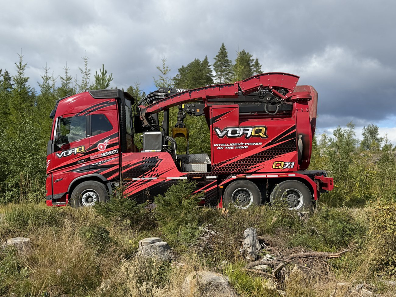 VORQ Q7.1 -mobiilihakkuri Volvo FH16 -alustalla metsätien varressa työasennossa.